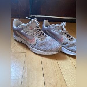 WOMENS RUNNING NIKE SHOE